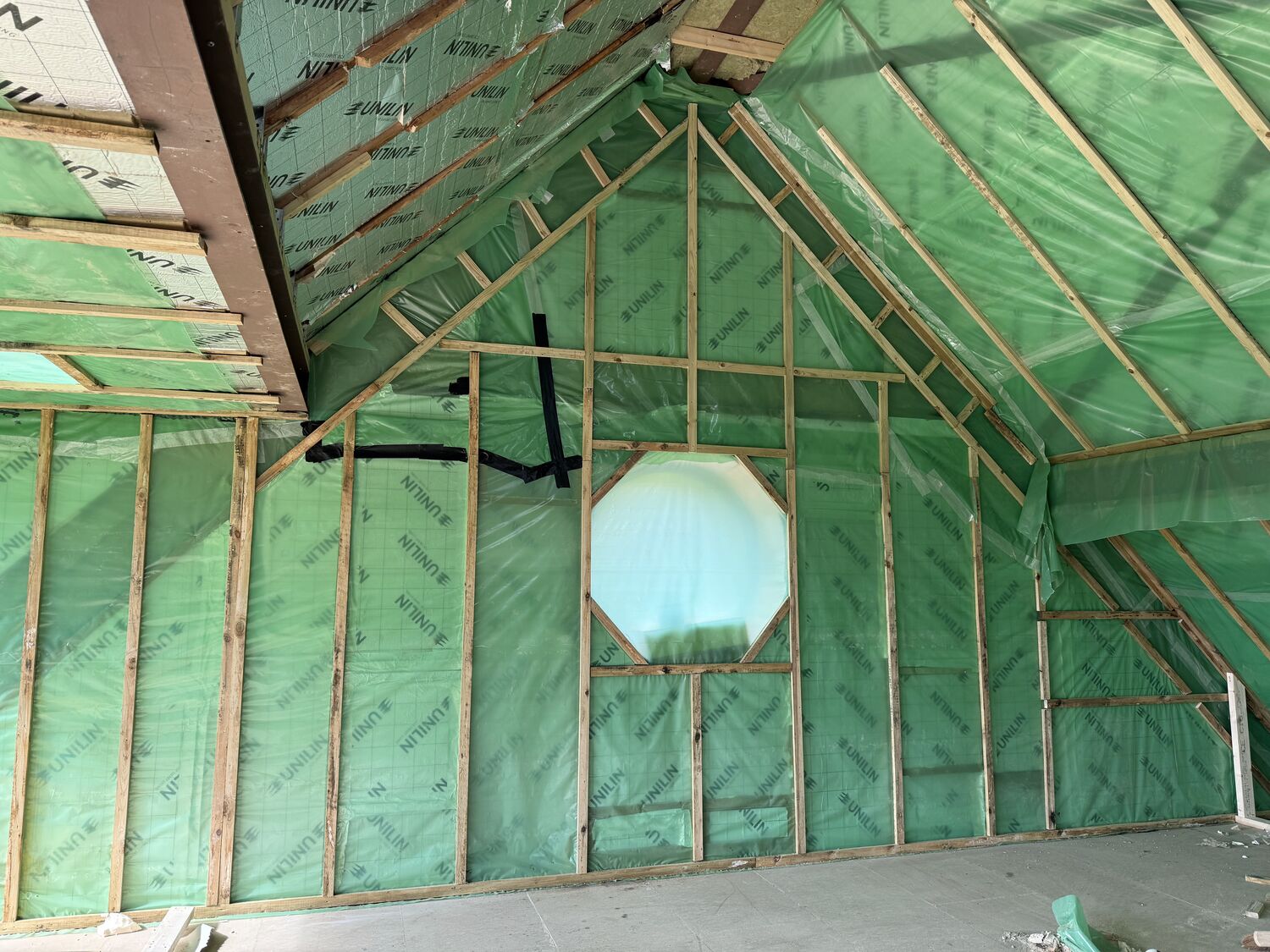 First-floor roof structure with breathable membrane